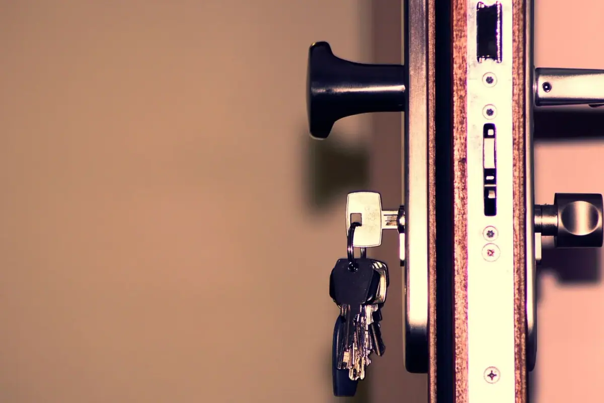 Licensed locksmith technician at a Mission Viejo home front door with keys